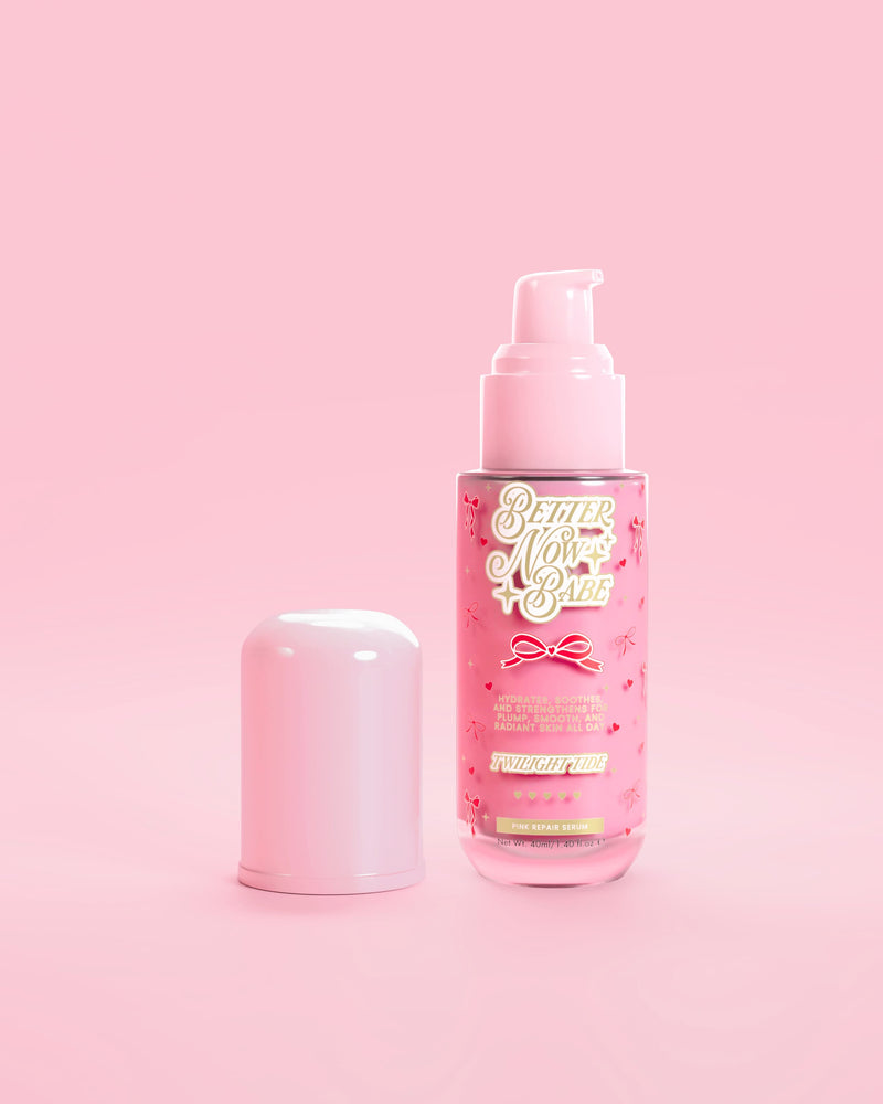 Una botella rosa de P.Louise de suero reparador de barrera rosa Better Now Babe con aroma Twilight Tide con bomba y tapa sobre un fondo rosa