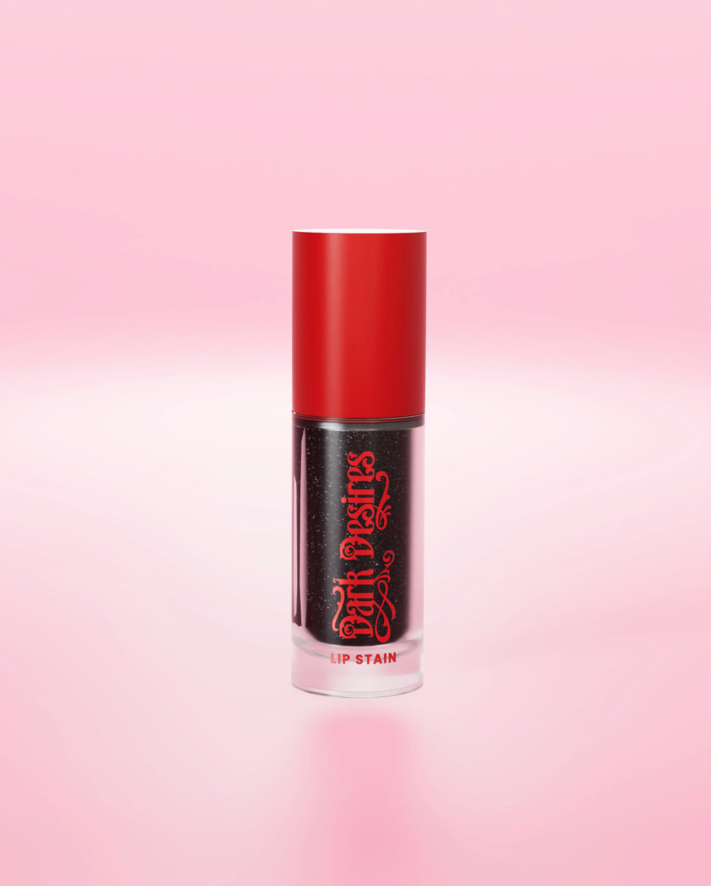 Un tinte de labios negro de P.Louise que cambia de color con un gorro rojo sobre un fondo rosa