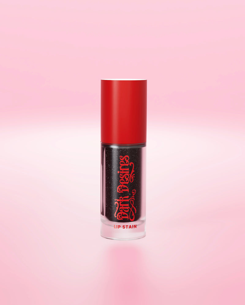 Un tinte de labios negro de P.Louise que cambia de color con un gorro rojo sobre un fondo rosa