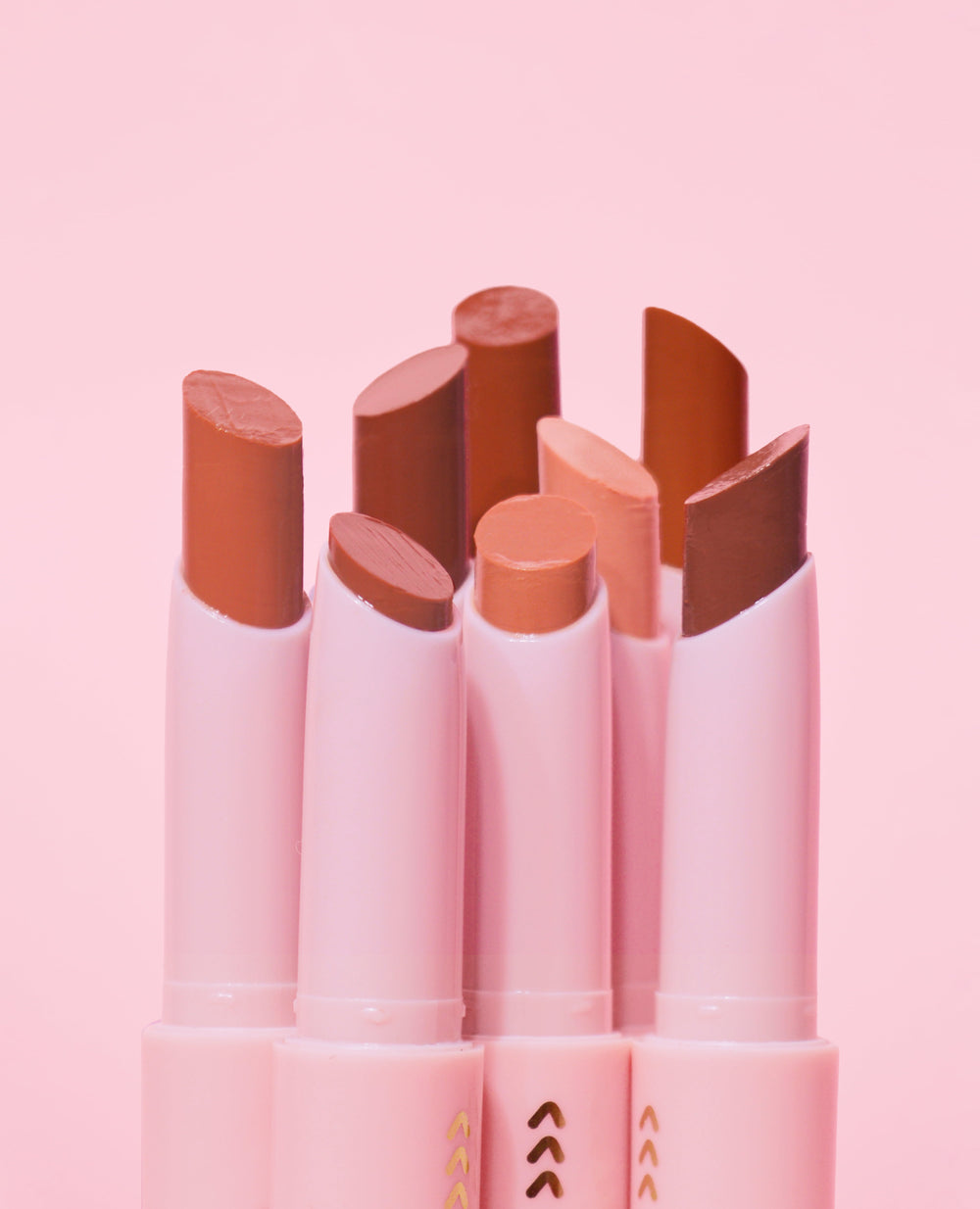 Primer plano de un juego de bálsamos labiales brillantes P.Louise Glow Guide en una gama de colores