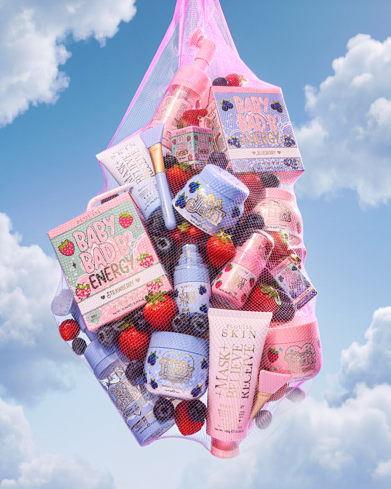 P.Louise Strawberry and Blueberry Bundle Duo i en nettaske i himlen