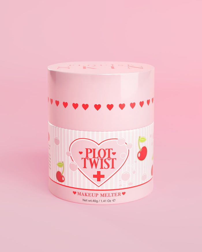 En lyserød beholder med P.Louise Plot Twist Makeup Melting Cleansing Balm med hjerte- og kirsebærdesign på etiketten mod en lyserød baggrund