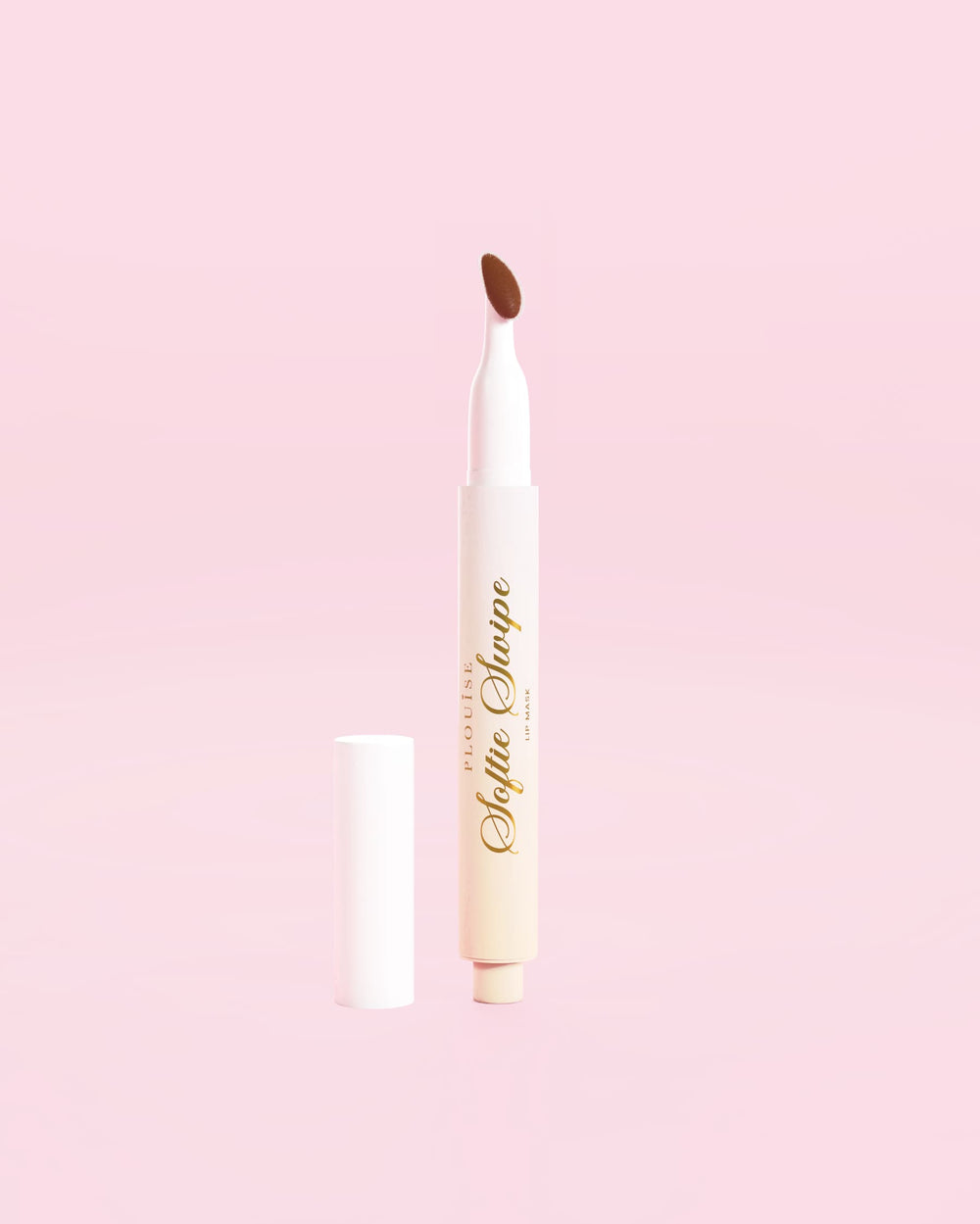 Una imagen de una mascarilla labial teñida Softie Swipe de P.Louise en Sweet Spot sobre un fondo rosa