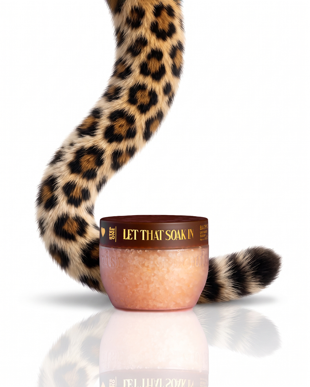 Cheetah deja que se remoje en sales de baño