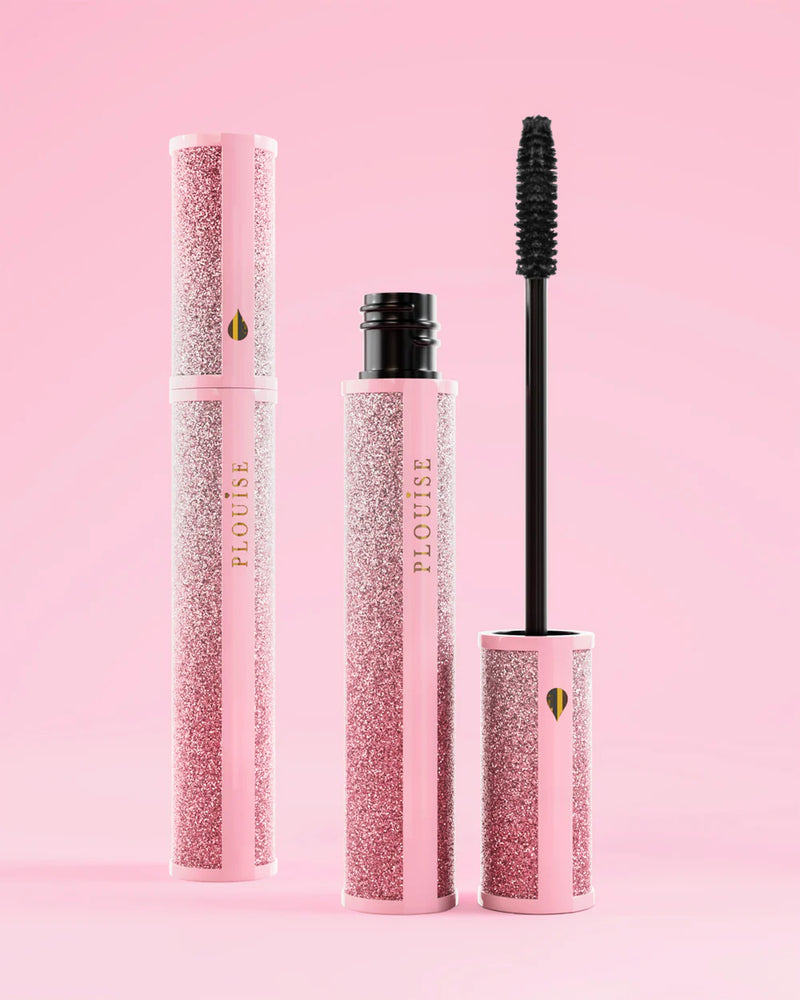 P.Louise Cry Baby Mascara med glitrende hylster på en lyserød baggrund