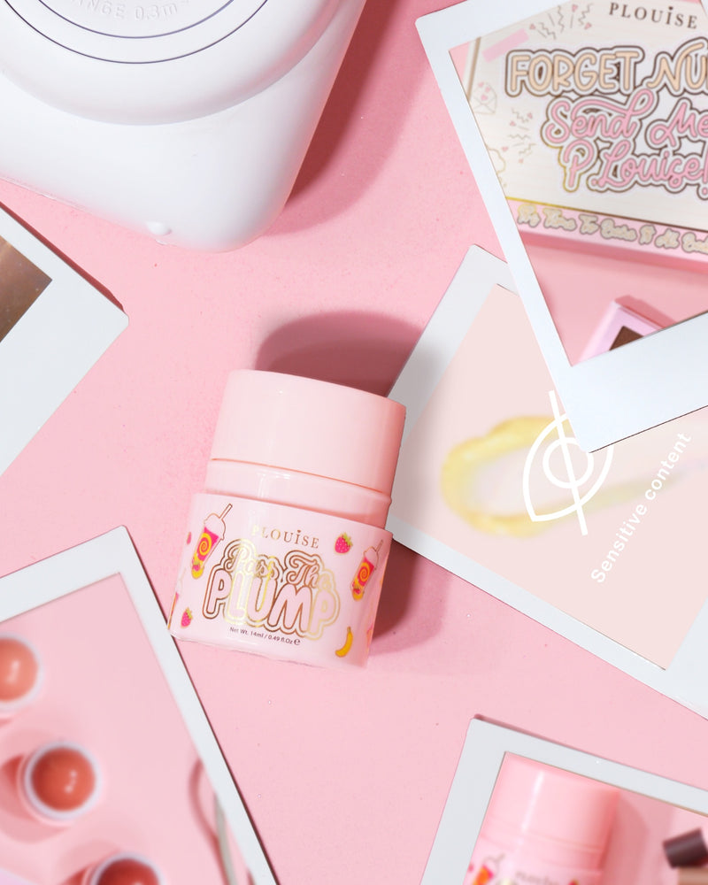 Botella rosa de P.Louise Pass The Plump Lip Treatment sobre un fondo rosa