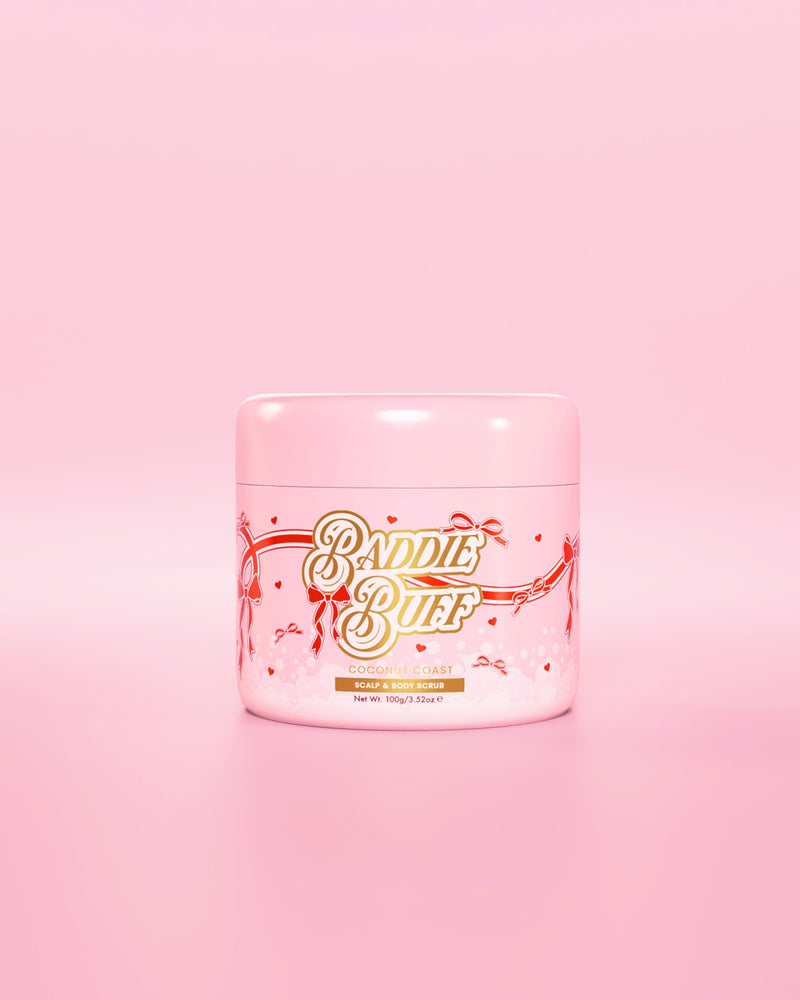 Et lyserødt P.Louise badekar eller Baddie Buff Scalp and Body Sugar Scrub i Coconut Coast