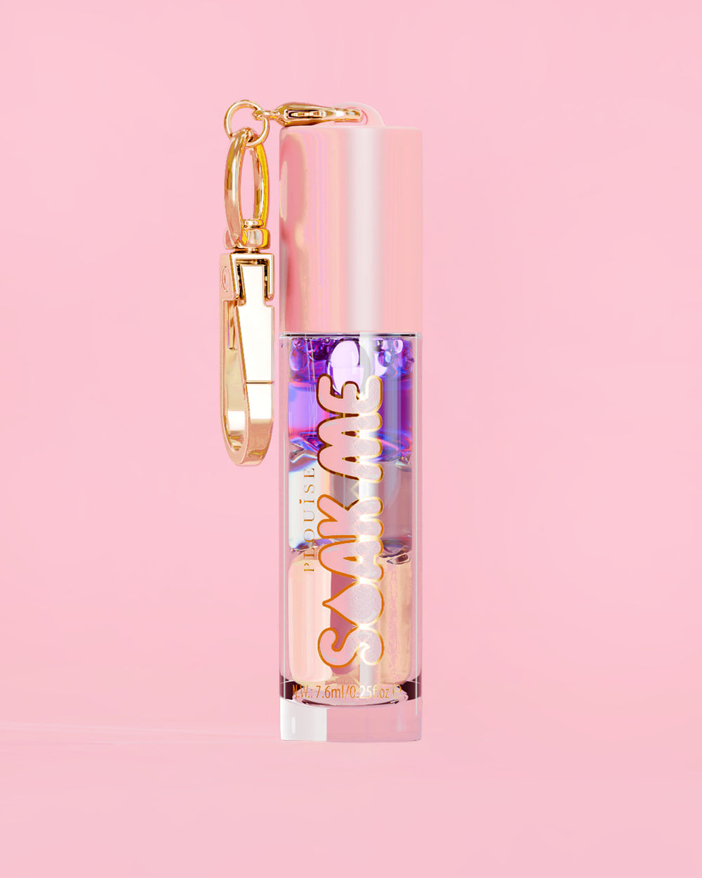 P. Louise Soak Me Lip Oil con aceite en capas de colores en un tubo rosa con un cierre dorado sobre un fondo rosa