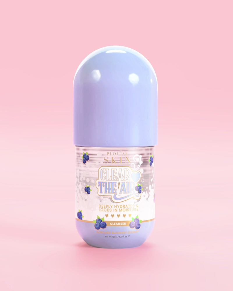 Botella de P. Louise Clear The Air Blueberry Gel Cleanser sobre un fondo rosa