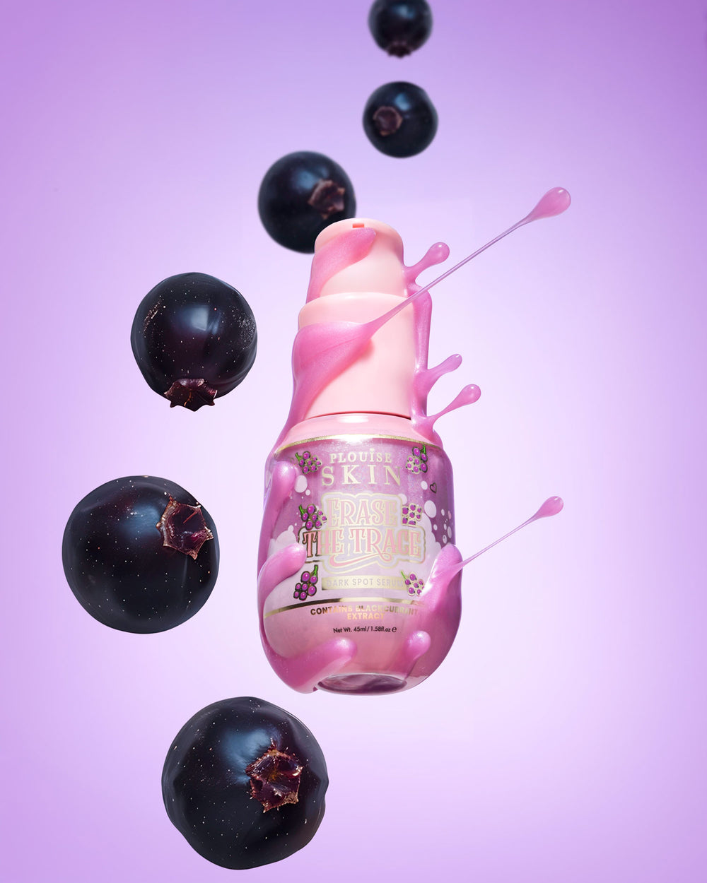 Botella rosa de P. Louise Erase The Trace Dark Spot Correcting Serum con líquido que sale de la botella rodeado de grosellas negras sobre un fondo púrpura