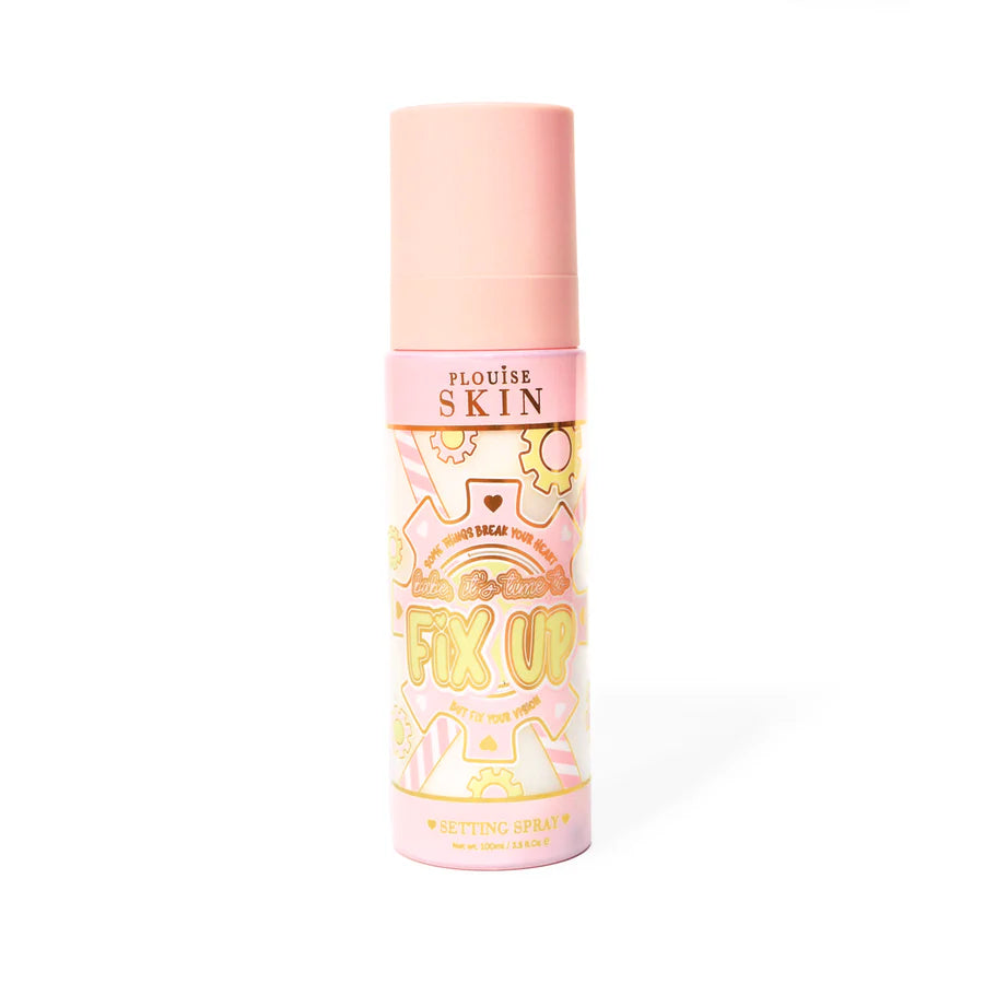 Botella rosa de P. Louise Fix Up Mattifying Set Spray con diseño de engranaje rosa y amarillo en la botella sobre un fondo blanco