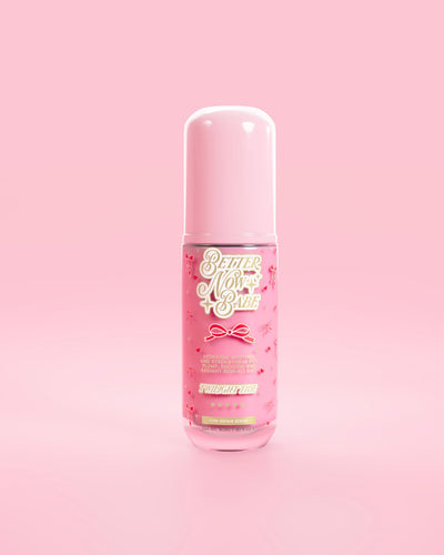 Se gennem lyserød flaske P.Louise Better Now Babe pink barriere reparationsserum i tusmørke duft mod en lyserød baggrund