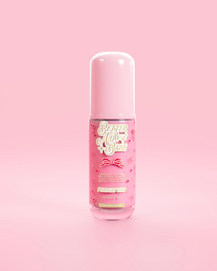 Se gennem lyserød flaske P.Louise Better Now Babe pink barriere reparationsserum i tusmørke duft mod en lyserød baggrund