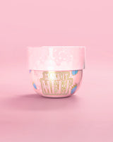 En balje P. Louise Make It Melt Makeup Cleansing Balm i blå hindbær på en lyserød baggrund