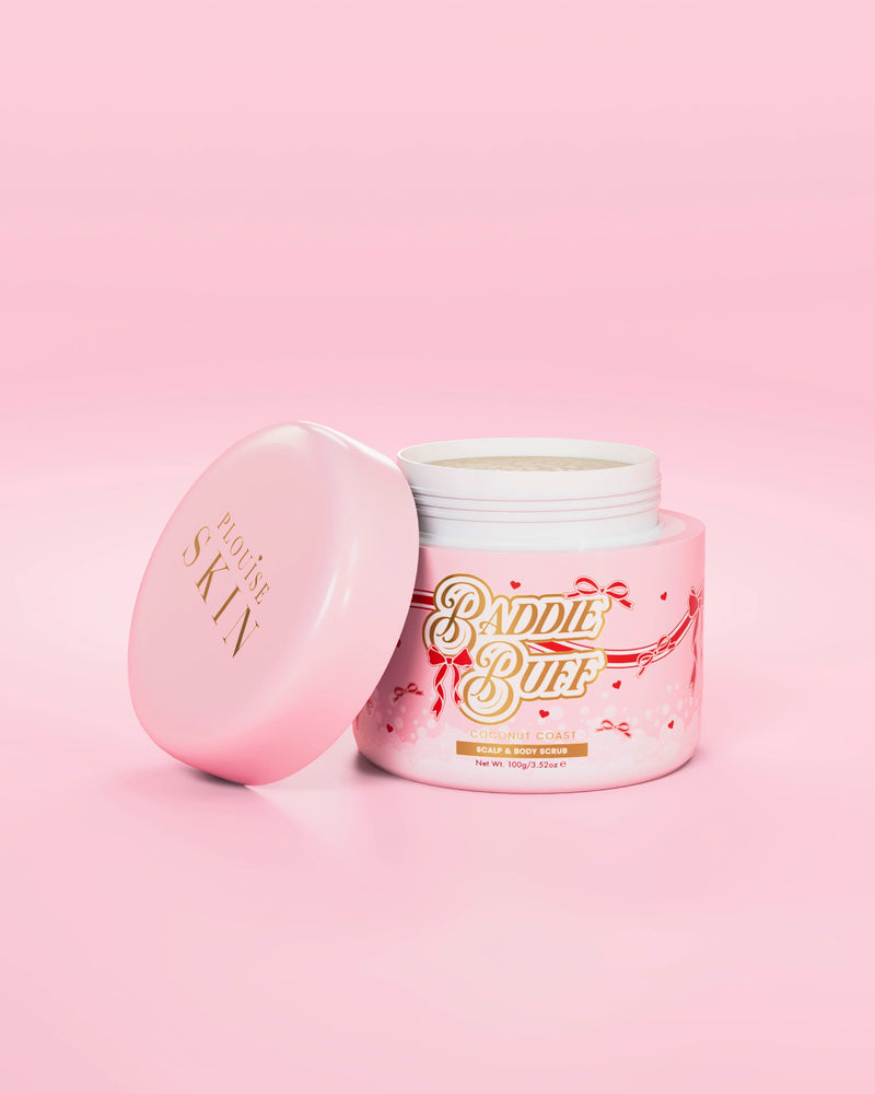 En pink P.Louise balje med Baddie Buff Scalp og Body Sugar Scrub i Coconut Coast med låget af
