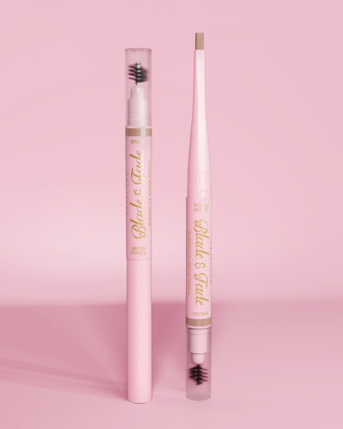 Et billede af to P.Louise Blade & Fade Eyebrow Pencils With Brush, den ene med låget på og den anden med låget af, der viser bladet mod en lyserød baggrund