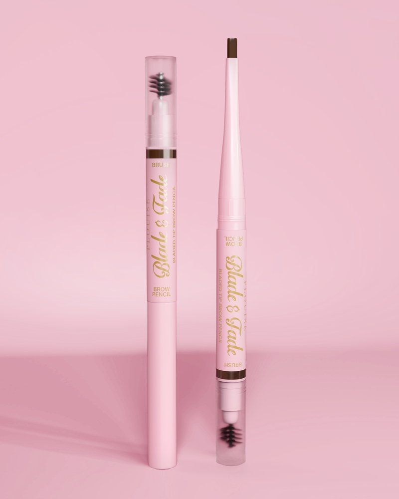 Et billede af to P.Louise Blade & Fade Eyebrow Pencils With Brush, den ene med låget på og den anden med låget af, der viser bladet mod en lyserød baggrund