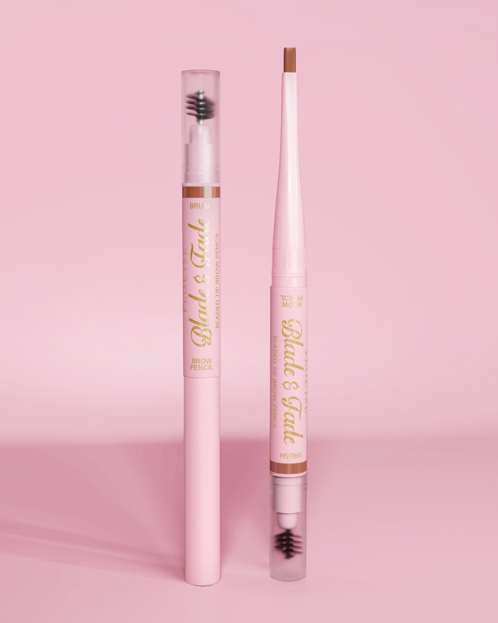 Et billede af to P.Louise Blade & Fade Eyebrow Pencils With Brush, den ene med låget på og den anden med låget af, der viser bladet mod en lyserød baggrund