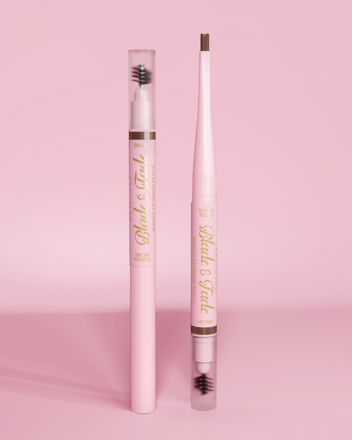 Et billede af to P.Louise Blade & Fade Eyebrow Pencils With Brush, den ene med låget på og den anden med låget af, der viser bladet mod en lyserød baggrund