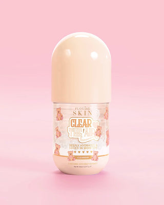 En flaske P.Louise Clear The Air Gel Cleanser i kokosnøddekageduft mod en lyserød baggrund