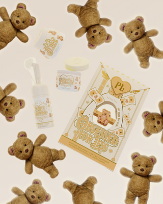 Imagen del set de cuidado de la piel P.Louise Teddy Coconut Cake Obsessed For Less rodeado de ositos de peluche sobre un fondo rosa