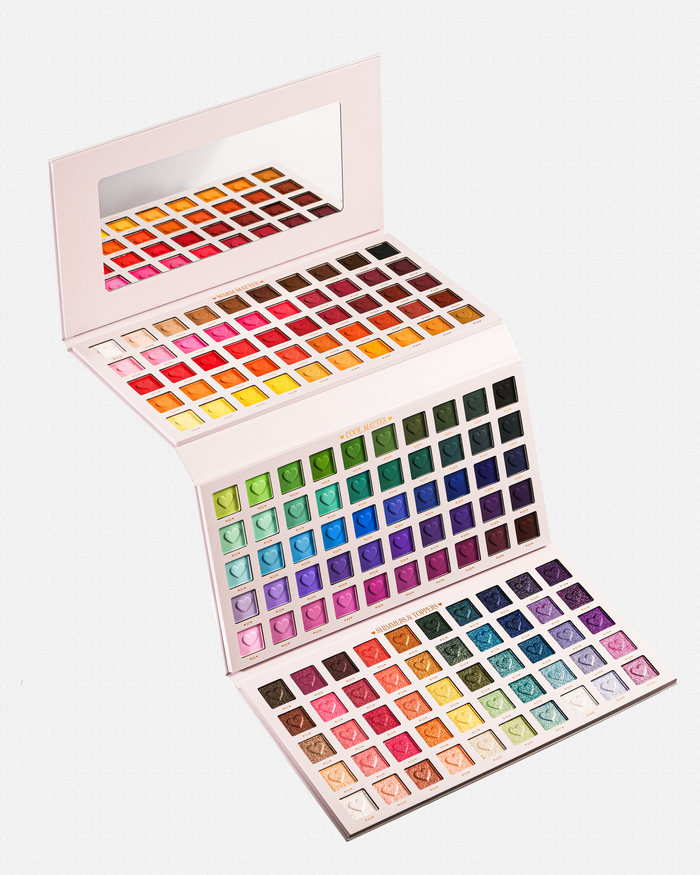Et åbent P.Louise Creative Comeback XXXL Rainbow Eyeshadow Palette med 150 farverige øjenskygger