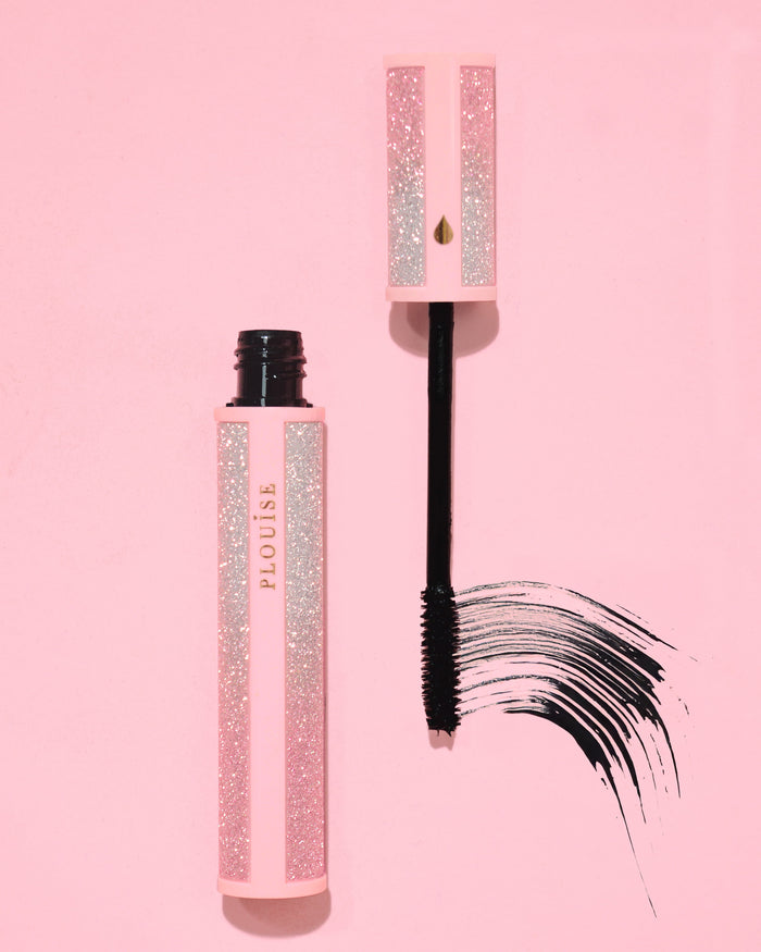 Pink glitrende P.Louise Cry Baby mascara med sort tryllestav på en lyserød baggrund