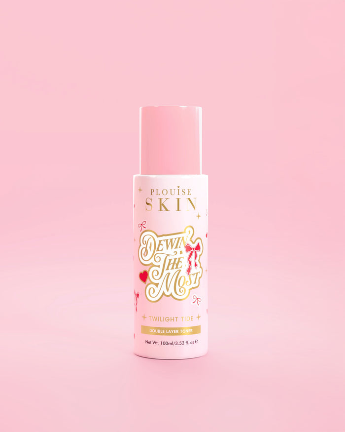 Pink P.Louise flaske Dewing The Most Double Layer Toner med rød sløjfedesign på en lyserød baggrund