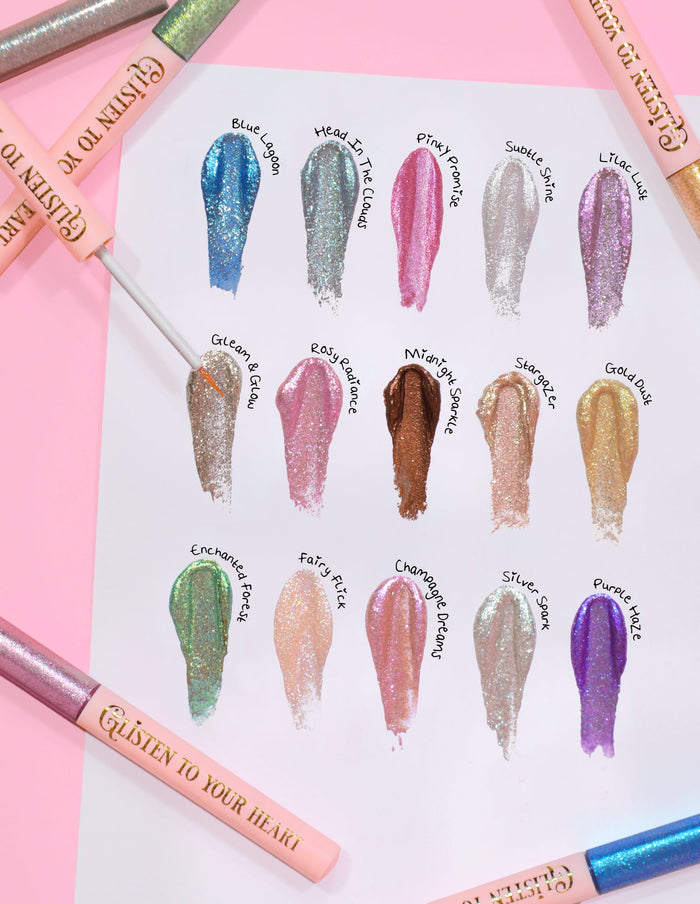 En række glitrende eyeliner-prøver af P.Louise i forskellige farver, vist på et kort, med navnet på hver nuance skrevet ved siden af.