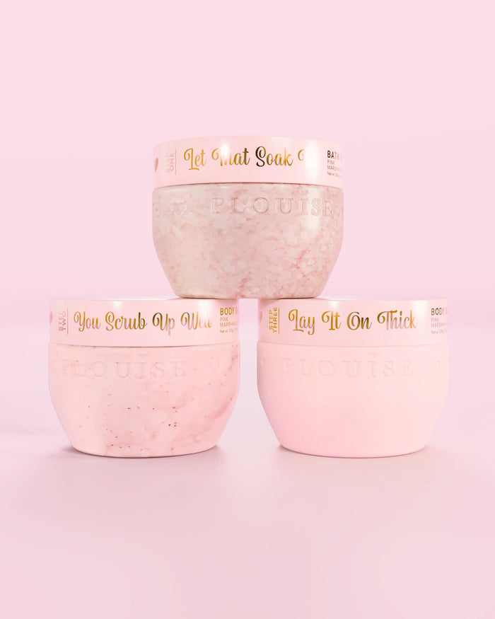 Tre P.Louise Hop Into Self-Care Pink Marshmallow pink beholdere med badesalte, bodyscrub og body butter med guldtekst på en pink baggrund