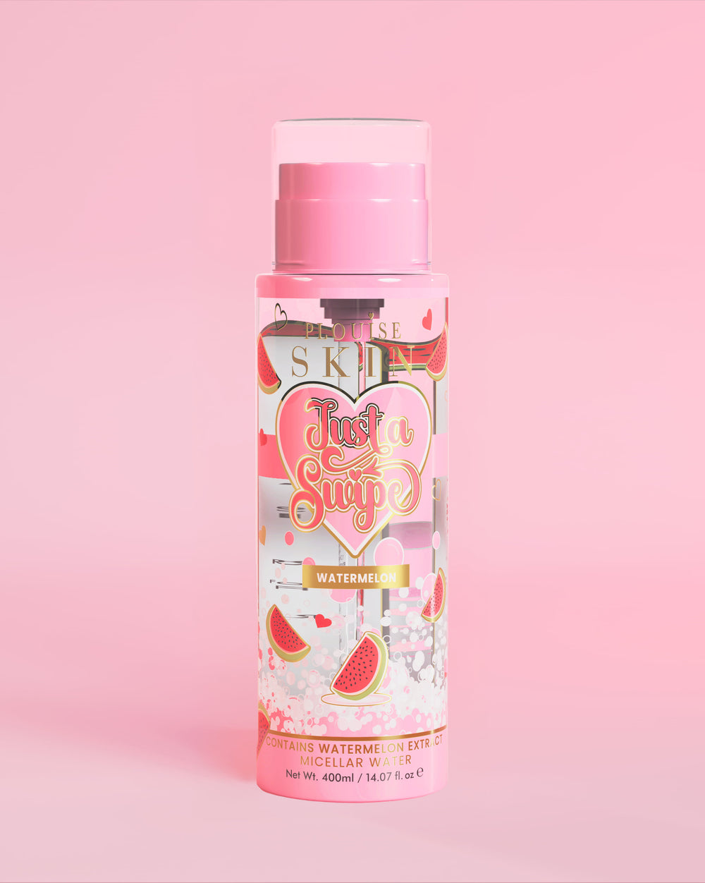 Una botella de agua micelar con aroma a sandía Just A Swipe de P. Louise y un diseño de sandía en la botella sobre un fondo rosa