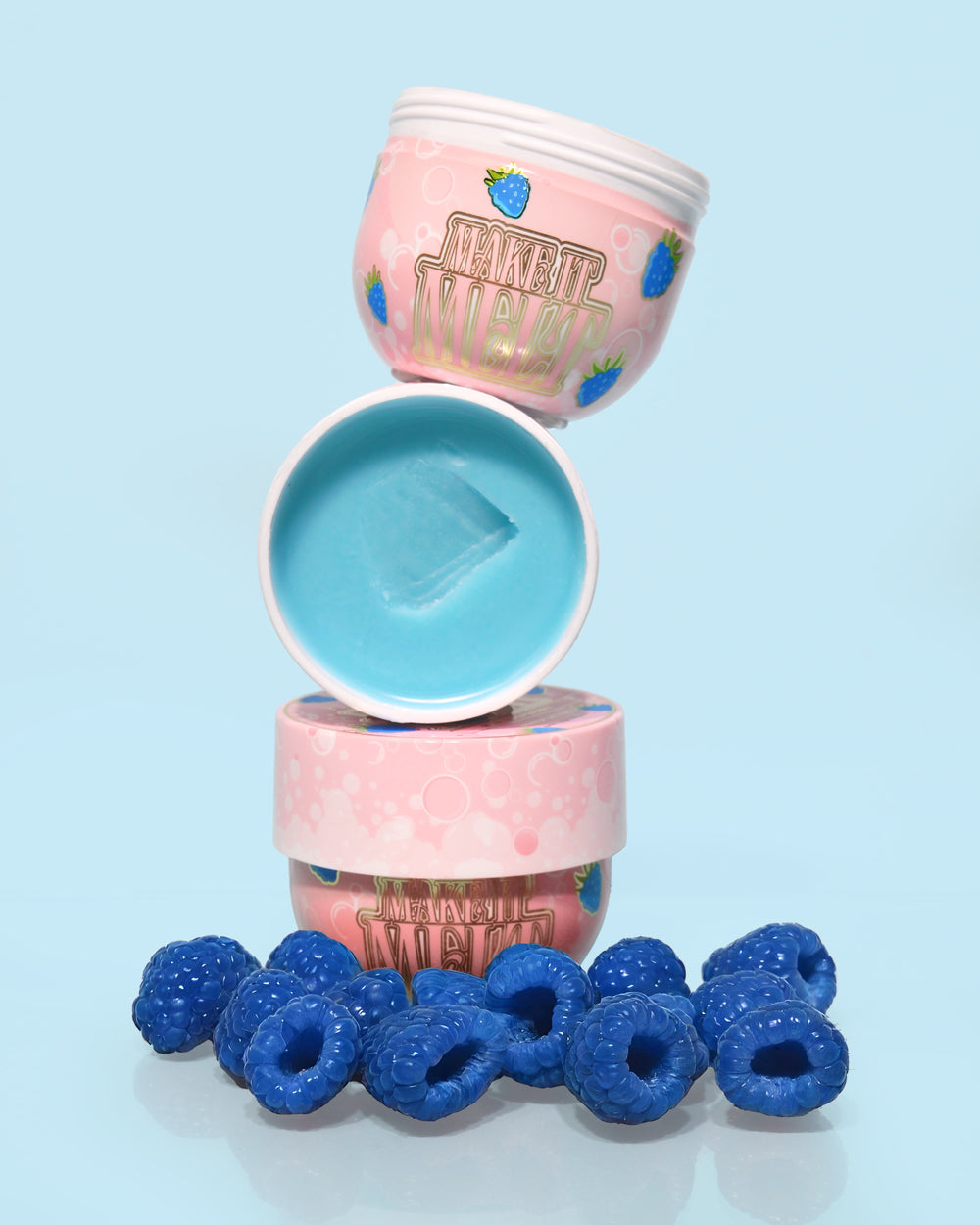 3 bøtter P. Louise Make It Melt Makeup Removing Cleansing Balm i blå hindbær oven på hinanden med den midterste åben og viser blå creme omgivet af blå hindbær på blå baggrund