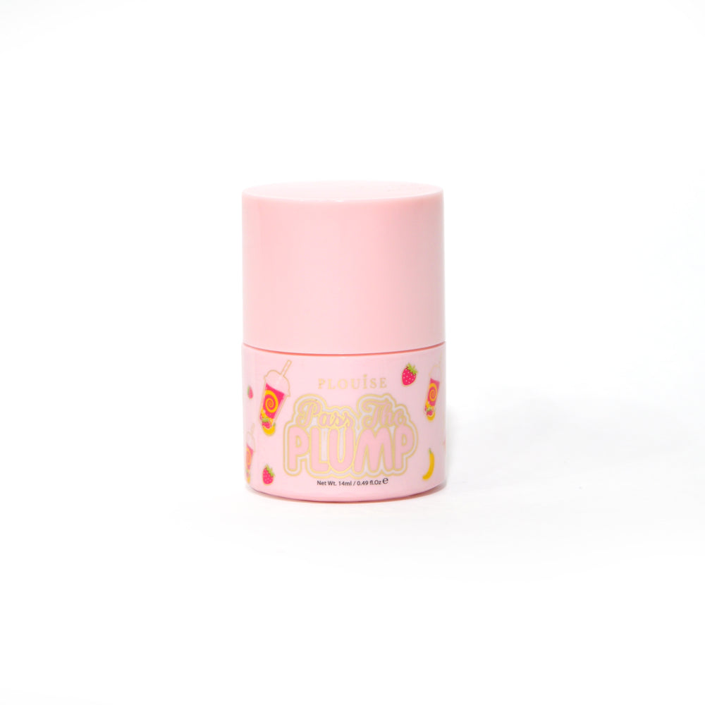 Botella rosa de P.Louise Pass The Plump Lip Treatment sobre un fondo blanco.
