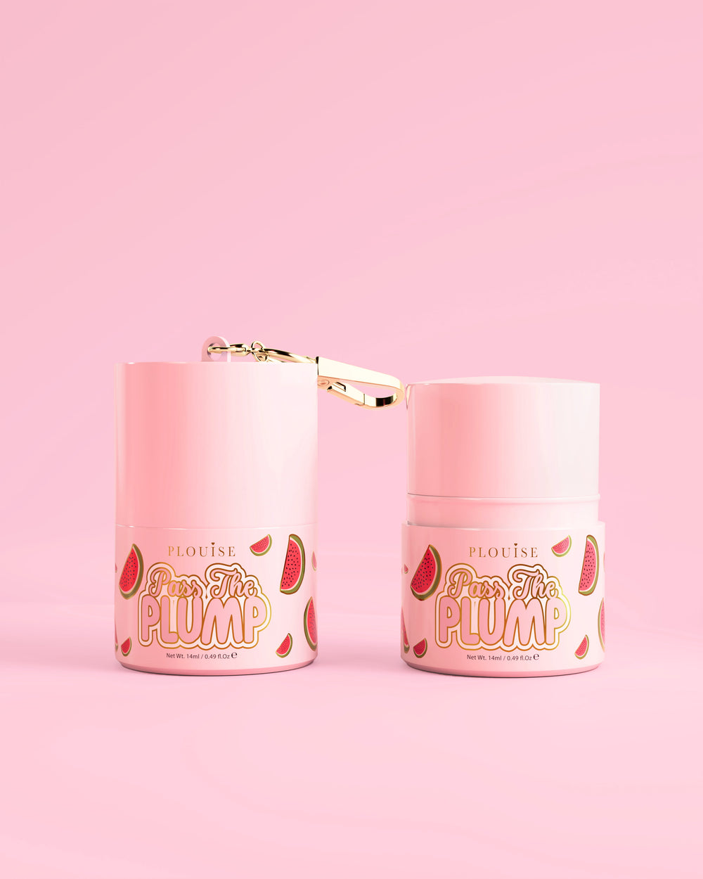 Dos frascos rosas de P.Louise Pass The Plump Lip Treatment con diseño de sandía sobre un fondo rosa