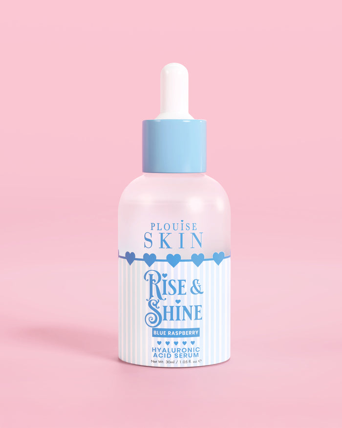 Blå og hvid flaske PLouise Rise and Shine Hyaluronic Serum i blå hindbær