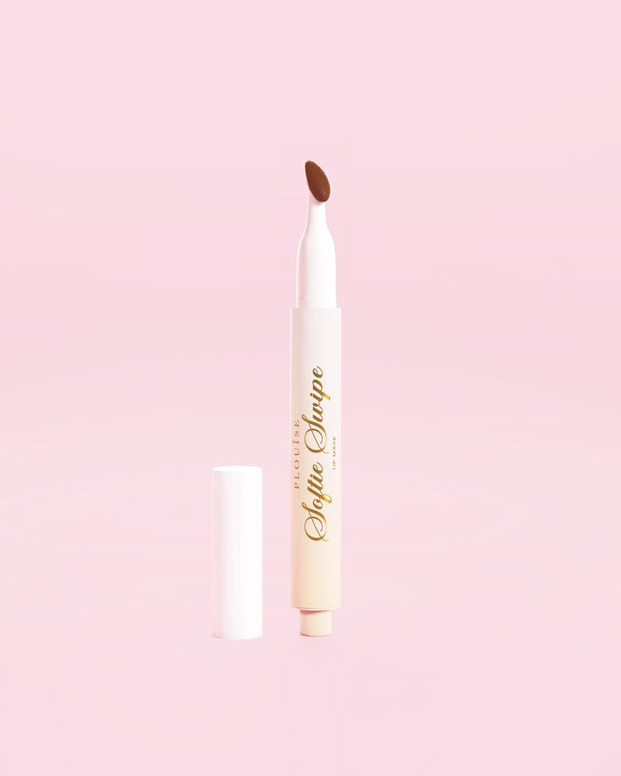 Et billede af en P.Louise Softie Swipe Tinted Lip Mask i Sweet Spot mod en lyserød baggrund