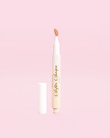 Una imagen que muestra la mascarilla labial con color Softie Swipe de P.Louise en el tono Barely There sobre un fondo rosa.