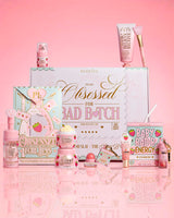 P.Louise Strawberry Obsessed For Bad Bitch productos que rodean el embalaje sobre un fondo rosa
