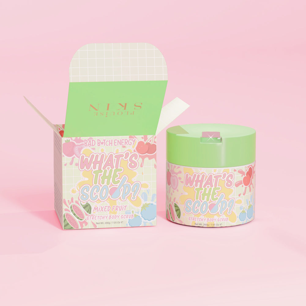 P. Louise 'Hvad er scoop?' stretchy bodyscrub i blandet frugtduft med en blandet frugtdesign emballage på en lyserød baggrund