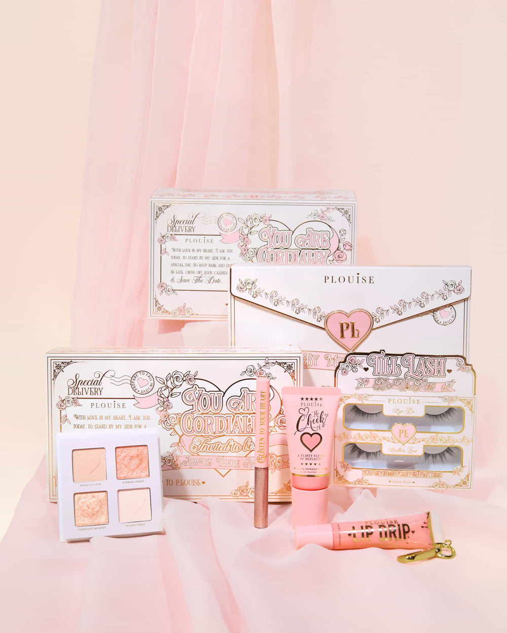 Set de maquillaje para novia You're Cordially Invited de P.Louise con packaging rosa y blanco sobre fondo rosa suave