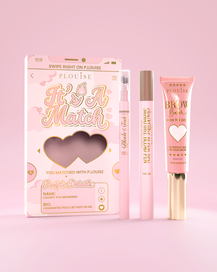 Det er A Match kosmetiske øjenbrynssæt inklusive P.Louise Signature Blend Pen, Blade & Fade Brow Pencil og Brow Balm, pakket i æsker med lyserøde og guldtemaer med hjertemotiver.
