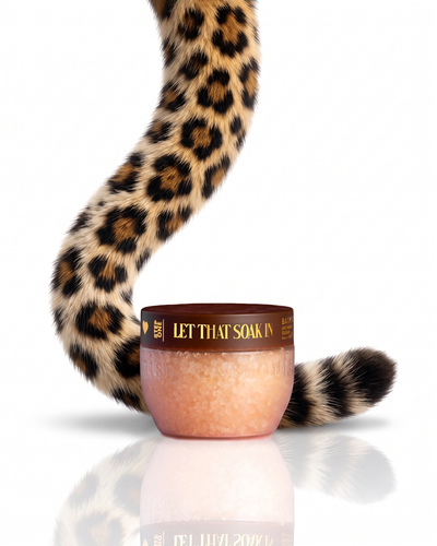 Cheetah deja que se remoje en sales de baño