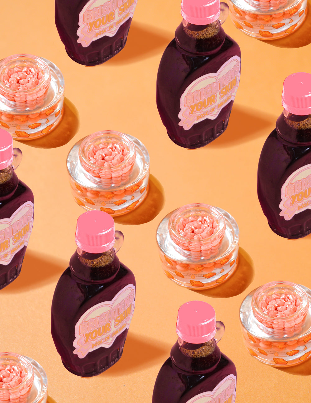 Klare beholdere med P.Louise Dose of Dreams Vitamin C Kapselcreme med orange kapsler indeni omgivet af lilla og lyserøde sirupsflasker på en orange baggrund