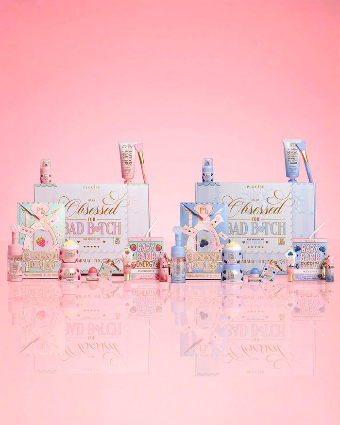Colección de productos de belleza de fresa y arándanos de P.Louise con el envase 'Obsessed For Bad Bitch' sobre un fondo rosa