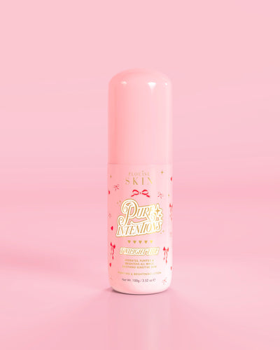 Pink flaske P.Louise Pure Intentions Purify & Brightening Lotion med rød sløjfedesign på en lyserød baggrund