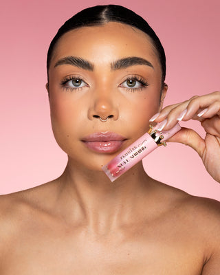 ¡P.Louise Stay Shining Lip Gloss Oil en un modelo