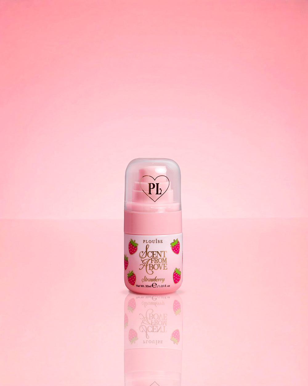 P.Louise Mini Strawberry Hair & Body Mist aroma desde arriba sobre un fondo rosa