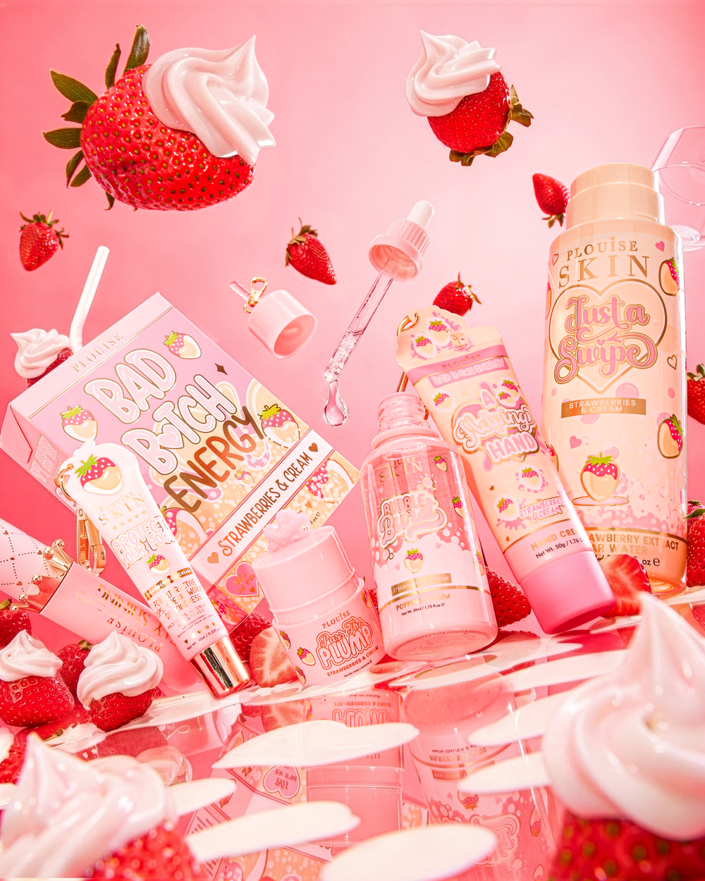 P.Louise What A Treat Strawberry And Cream Skincare Bundle omgivet af jordbær