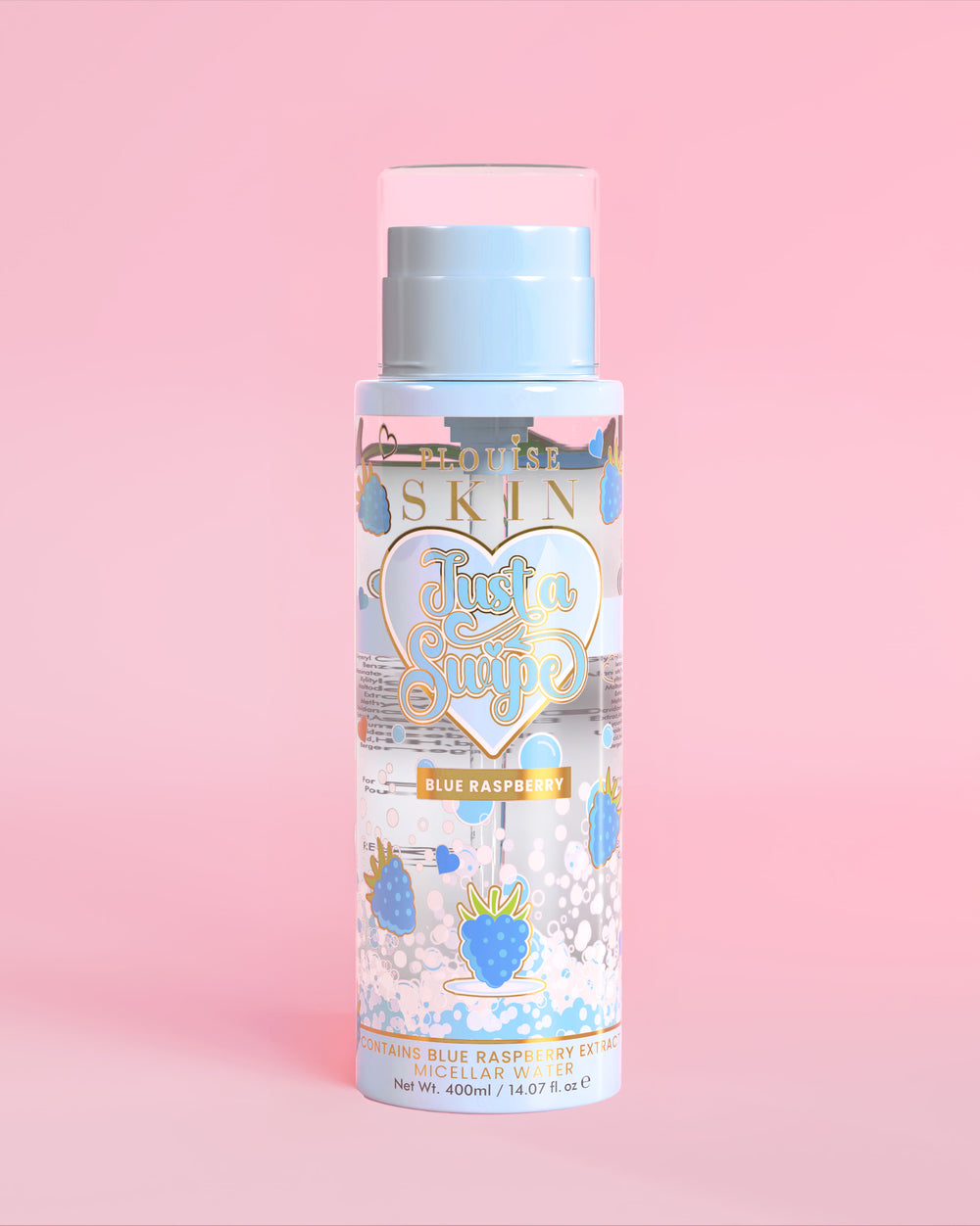 P. Louise Just A Swipe agua micelar con aroma a frambuesa azul y diseños de frambuesa azul en el frasco sobre fondo rosa claro