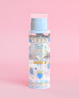 P. Louise Just A Swipe agua micelar con aroma a frambuesa azul y diseños de frambuesa azul en el frasco sobre fondo rosa claro